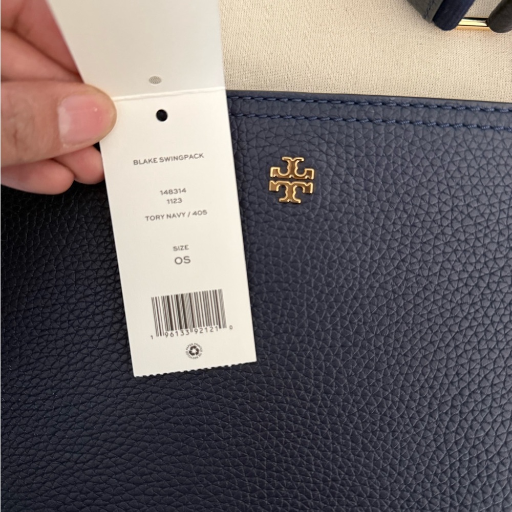 New Tory Burch BLAKE SWINGPACK  TORY NAVY - Picture 6 of 9